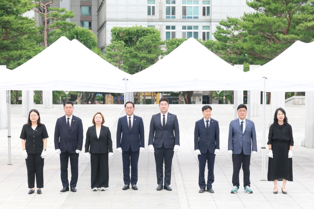 -수원시 현충탑을 찾은 12대 경기도의회 더불어민주당 전반기 대표단. (사진 = 경기도의회 민주당 대표의원실)