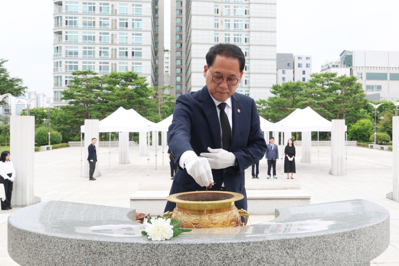 -2일 수원시 현충탑을 찾은 안광률 경기도의회 더불어민주당 대표의원이 참배에 앞서 분향을 하고 있다. (사진 = 경기도의회 민주당 대표의원실)