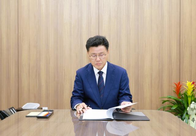 [NSP NEWS Image]한대희 군포시장, 민선 9기 1호 결재로 ‘도시정비국·청년주권실 신설’ 서명