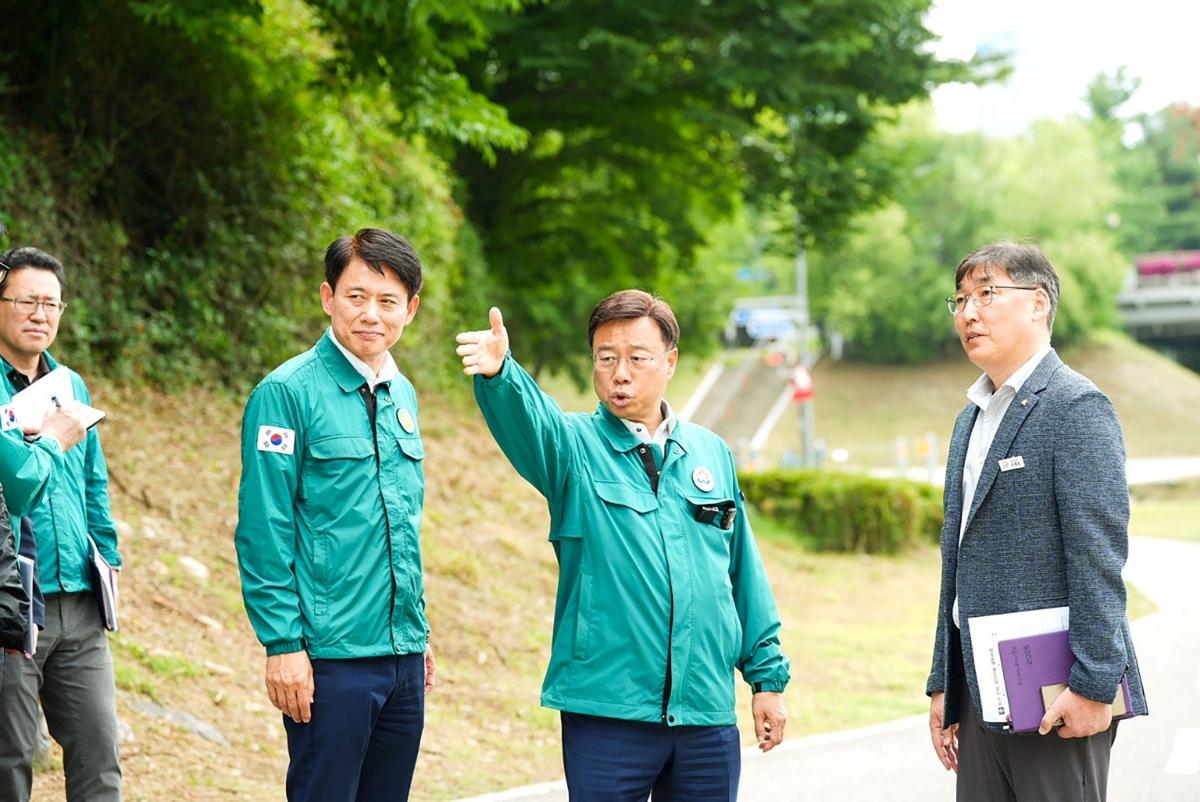 -신상진 성남시장이 2일 분당구 야탑동 탄천 일대 안전관리 실태 점검에 나서고 있다. (사진 = 성남시)