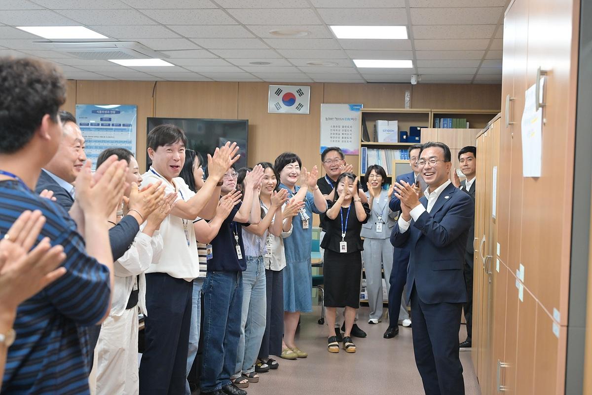 -서영학 여수시장은 민선9기 출범과 함께 전 부서를 찾아 직원들과 첫 소통에 나섰다. (사진 = 여수시)
