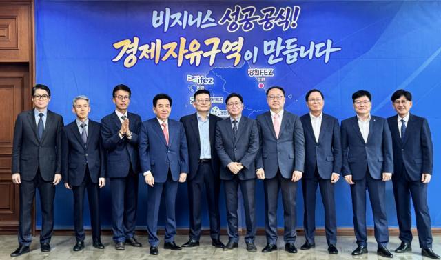 -구충곤 광양경자청장(왼쪽에서 네 번째) 전국경제자유구역 청장협의회에 참석해 9개 경자구역청장들과 함께 기념 찰영 하고 있다 (사진 = 광양만권경제자유구역청양)