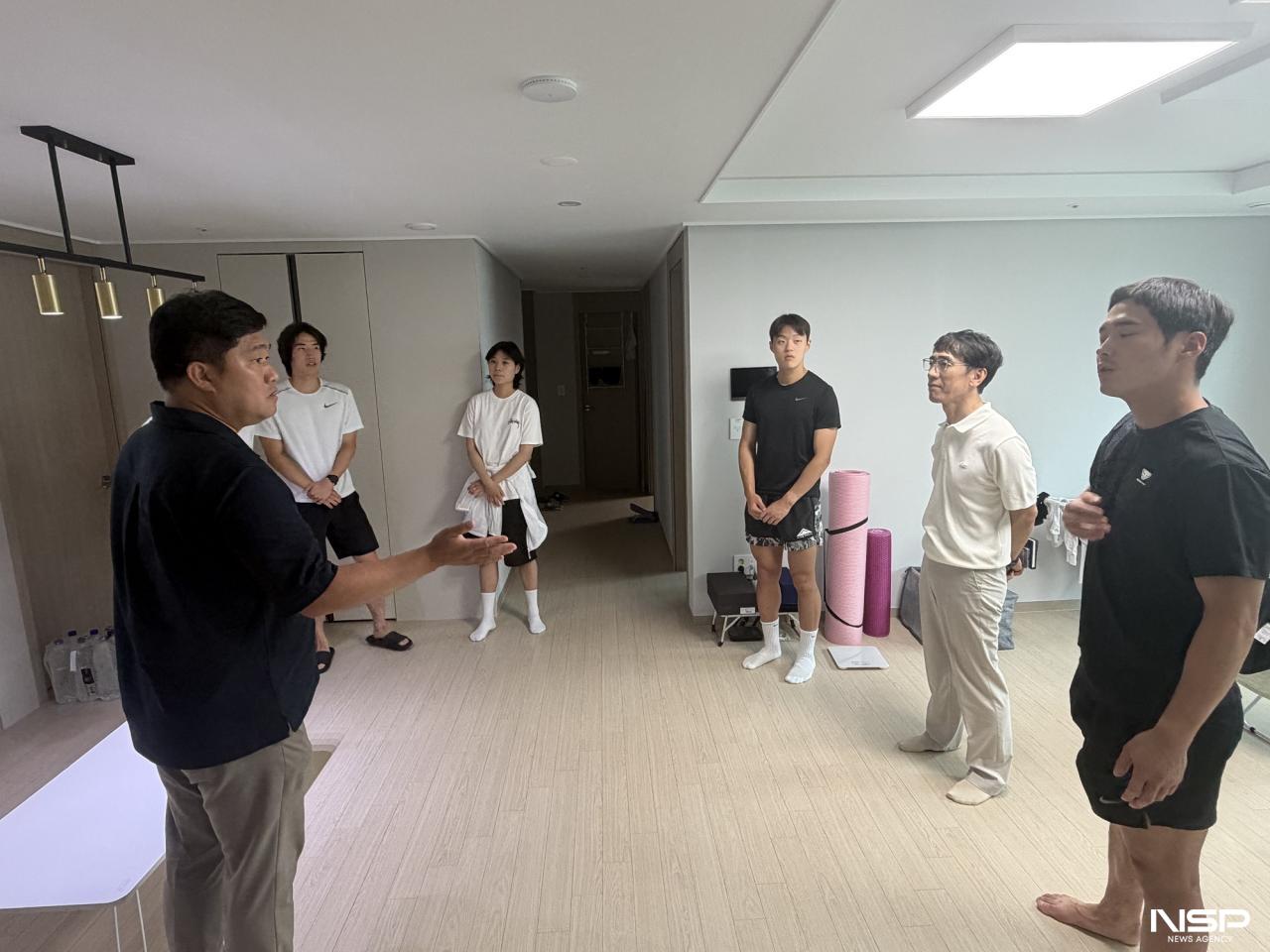 -최광호 완주군의원이 직장운동경기부 숙소를 방문해 선수들을 격려하고 있다. (사진 = 완주군의회)