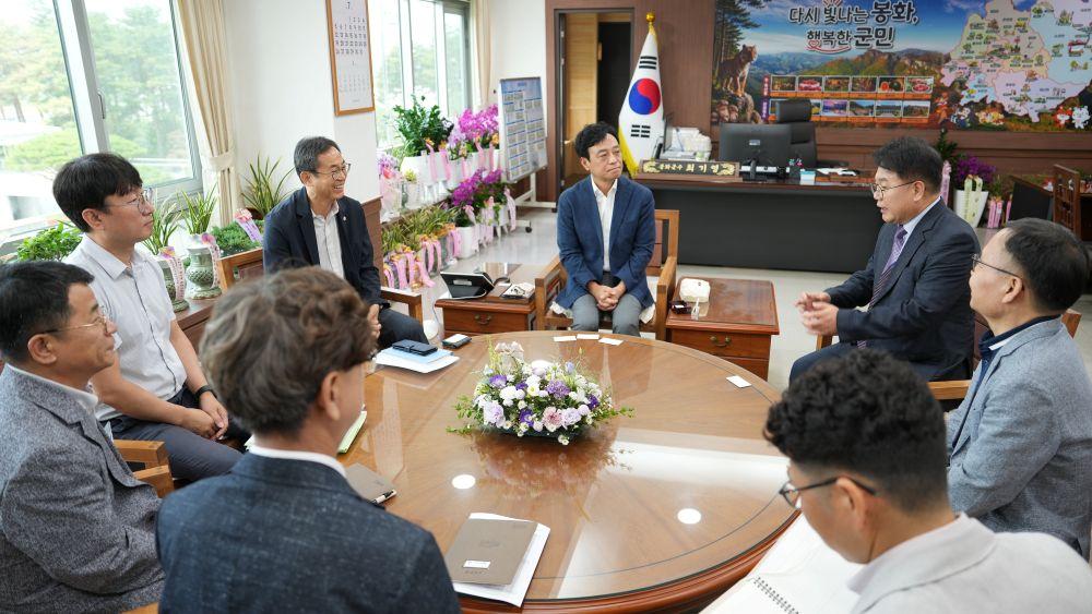 -최기영 봉화군수 민선 9기 산림 치유 관광혁신 위해 거침없는 행보, 국립백두대간수목원과 청사진 그렸다. (사진 = 봉화군)