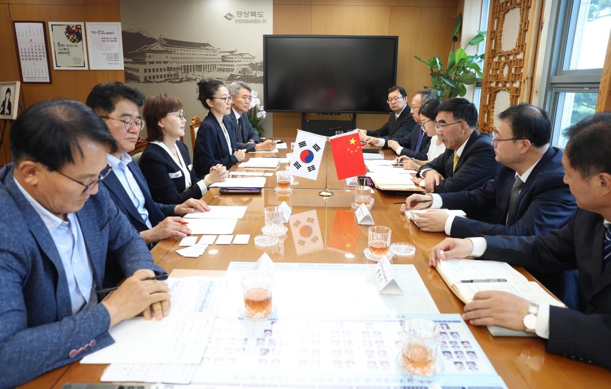-경상북도 자매도시인 중국 닝샤회족자치구 양위징(杨玉经) 인민대표대회 상무위원회 부주임 일행이 3일 경북도를 방문해 양금희 경제부지사와 환담을 갖고 자매결연 5주년을 기념하며 양 지
