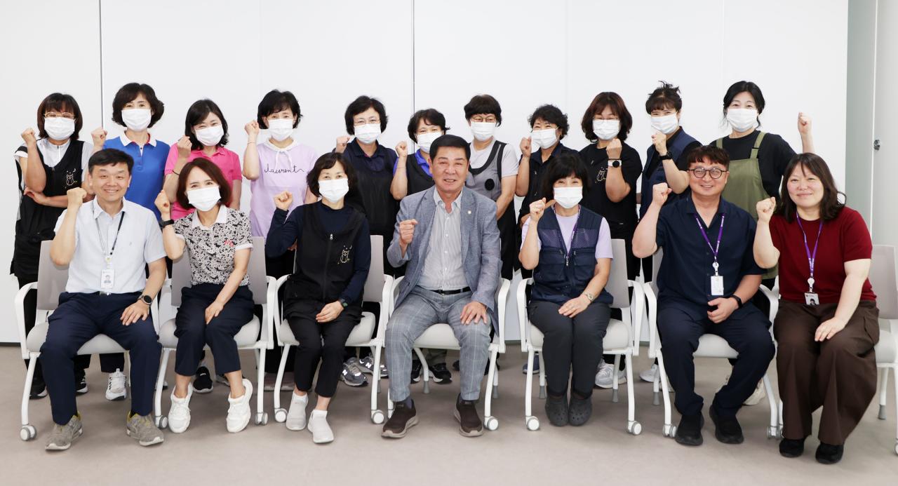 -3일 유재광 수원시의회 부의장(앞줄 왼쪽 네번째)이 청사 환경관리원 간담회에서 참석자들과 기념촬영을 하고 있다. (사진 = 수원시의회)