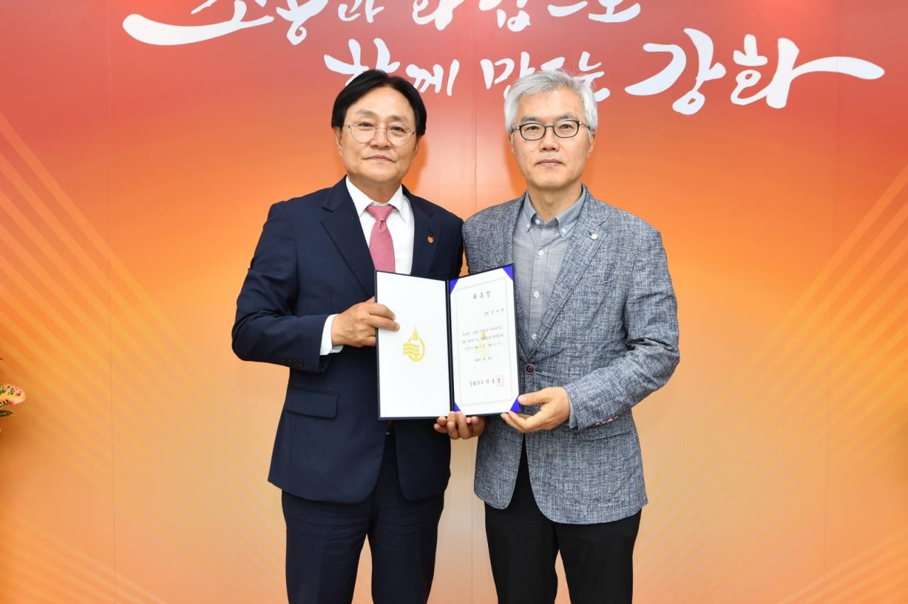 -총감독 위촉 기념촬영 모습. 사진 왼쪽부터 박용철 강화군수, 권재현 교수. (사진 = 안양대학교)