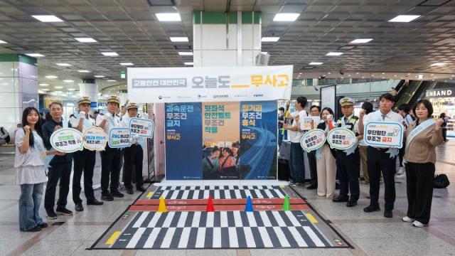 [NSP NEWS Image]한국교통안전공단, 수도권 교통거점 수원역서 ‘오늘도 무사고’ 캠페인 전개