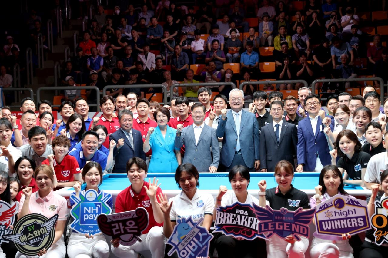 -박승원 광명시장이 5일 광명시민체육관에서 열린 ‘PBA(프로당구협회) 팀리그 2026-2027’ 개막식에 참석해 선수들과 기념사진을 촬영하고 있다. (사진 = 광명시)
