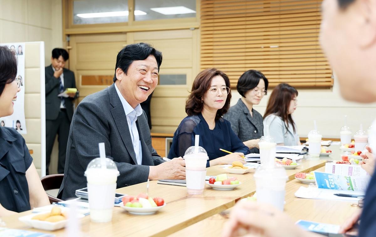 -손배찬 파주시장(왼쪽) (사진 = 파주시)