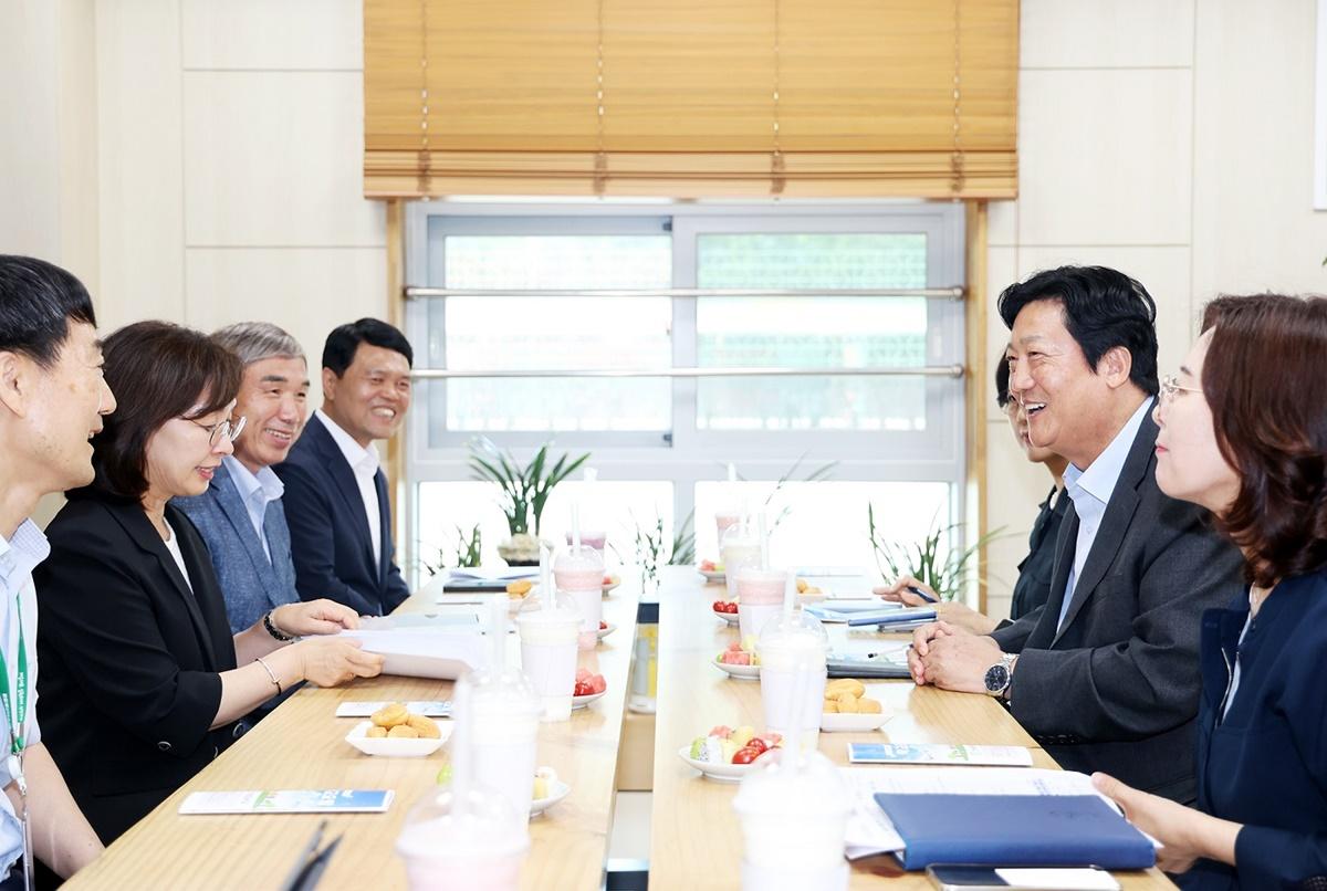 -손배찬 파주시장의 산내초등학교 현장 방문 모습 (사진 = 파주시)