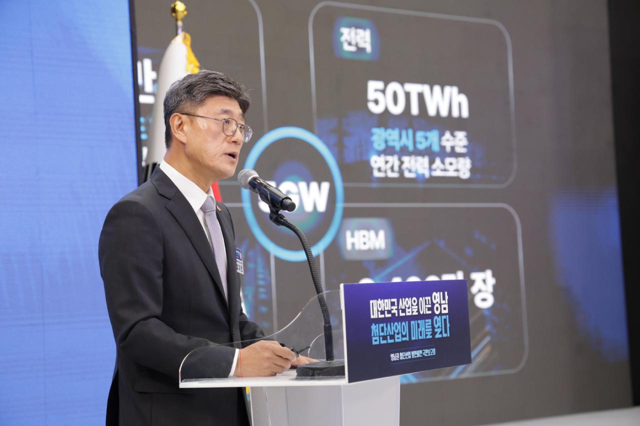 -정재헌 SKT CEO가 지난 3일 경남 진주 경상대에서 진행된 ‘영남권 첨단산업 육성전략 국민보고회’에서 AI 데이터센터 투자 계획을 발표하고 있다. (사진 = SK텔레콤)