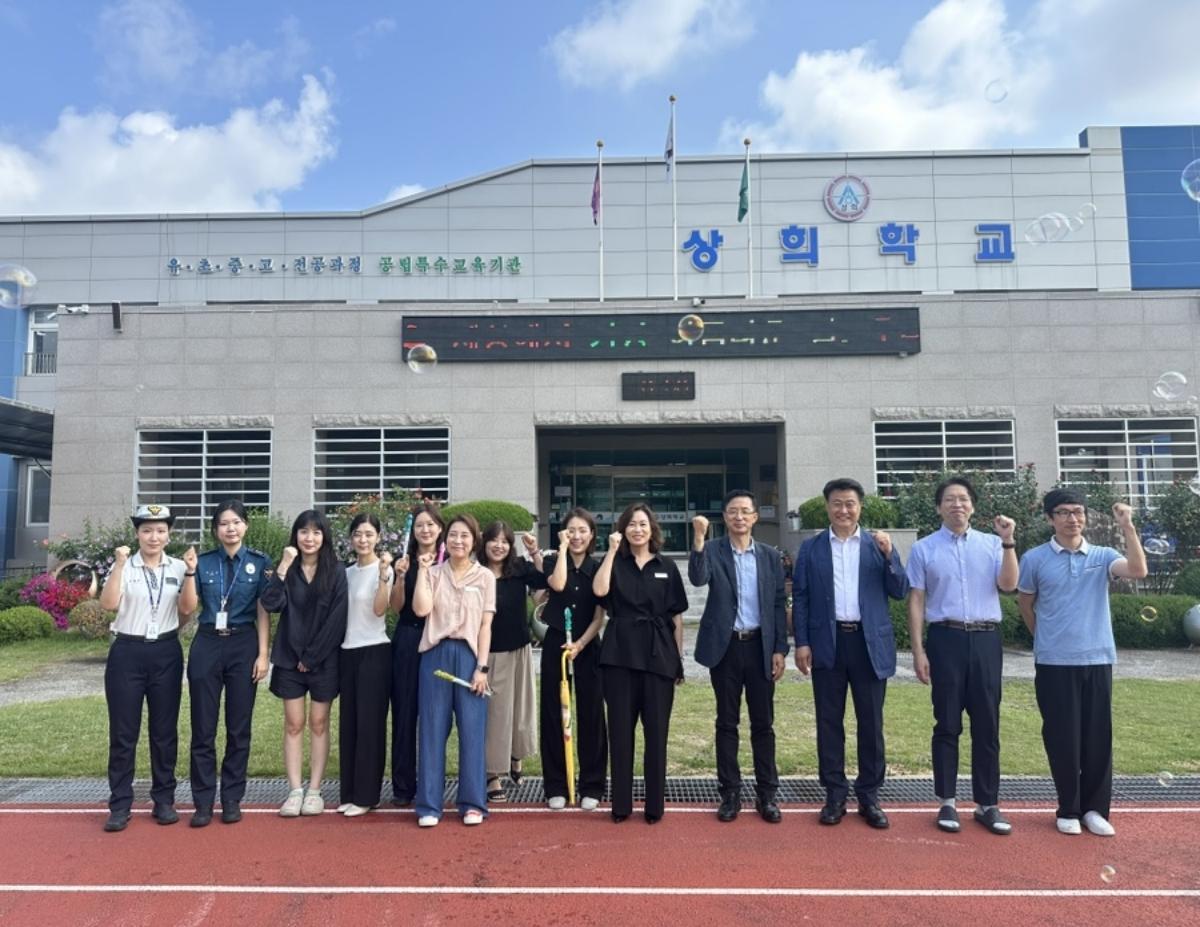 -상주교육지원청은 지난 3일 상희학교에서 상주경찰서와 함께 장애인 학대 예방 및 장애인 인권 보호를 위한 등굣길 캠페인을 실시했다. (사진 = 상주교육지원청)