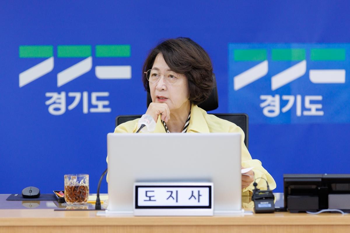 -도청 재난상황실을 찾은 추미애 경기도지사가 여름철 풍수해 대비해 긴급 점검을 하고 있다. (사진 = 경기도)
