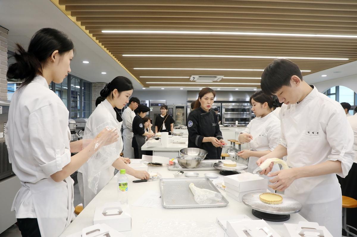 -영남이공대학교는 지난 3일 천마스퀘어 시청각실과 학과별 실습실에서 대구문화예술산업학교 학생들을 대상으로 ‘2026학년도 고맞고(고교생 맞춤형 고용서비스) FUN진로 JOB체험 프로