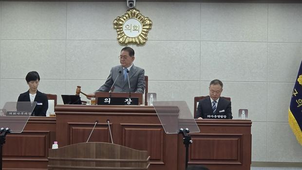 -제10대 무안군의회 원구성을 위한 제308회 임시회 제1차 본회의에서 김원중 임시의장이 정회를 선포하고 있다. (사진 = 오환주)