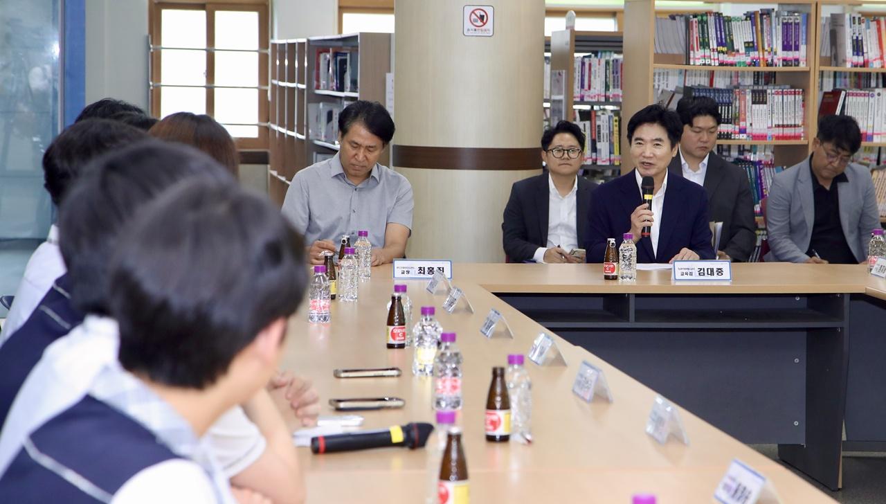 -김대중 전남광주통합특별시교육감과 광주소프트웨어마이스터고 교육가족들이 6일 지역 전략산업 인재 양성 방안에 대해 논의하고 있다. (사진 = 전남광주통합특별시교육청)