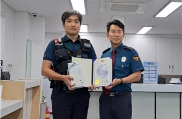 -나성문 경사 표창 수여 모습 (사진 = 포항남부경찰서)