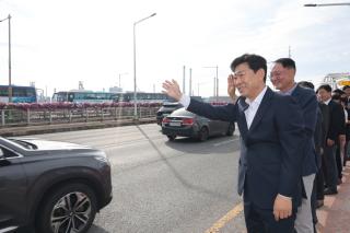 [NSP NEWS Image]박용선 포항시장과 간부공무원, 포스코 출근길 찾아 근로자 격려