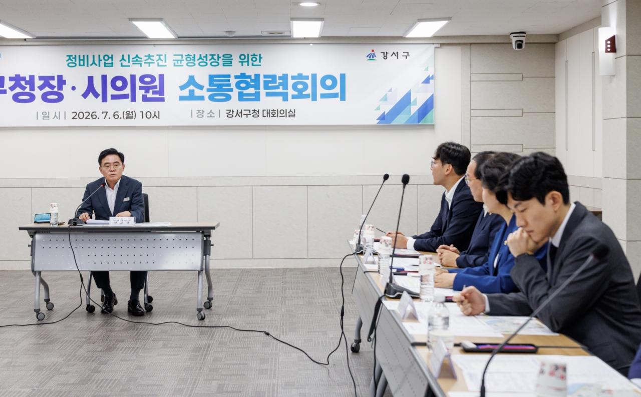 -진교훈 서울 강서구청장(왼쪽)이 7월 6일 구청 대회의실에서 열린 ‘구청장-시의원 소통 협력 회의’에서 인사말을 하고 있다. (사진 = 강서구청)
