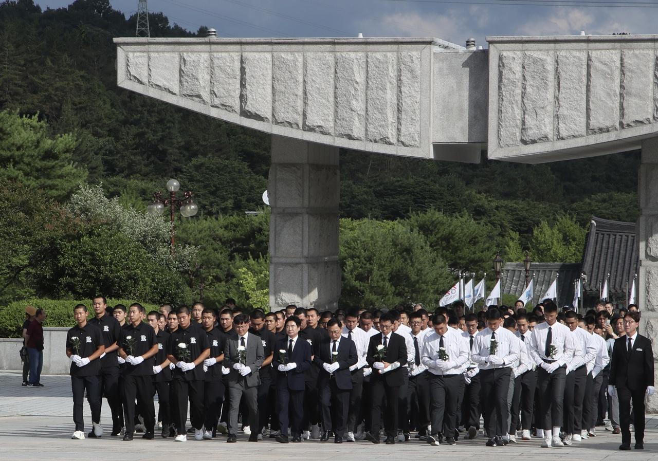 -서울배재고 학생들과 광주제일고 학생들이 6일 오후 정근식 서울특별시교육감, 김대중 전남광주통합특별시교육감과 함께 국립 5.18묘지 참배를 위해 꽃을 들고 입장하고 있다. (사진 =