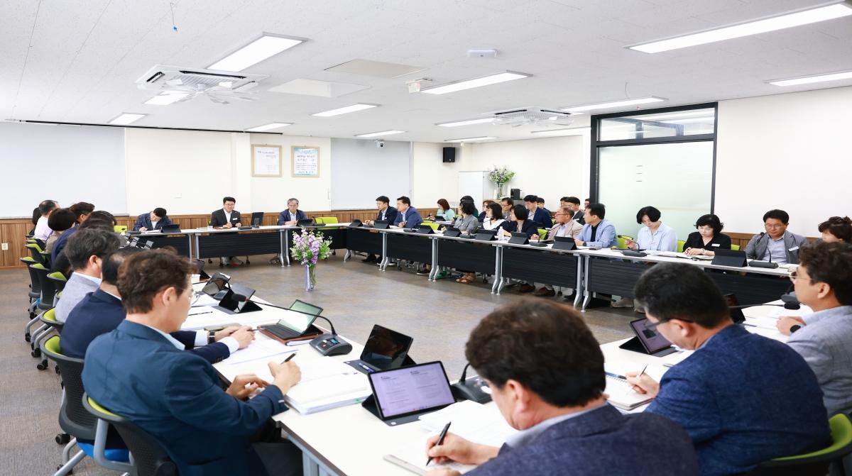 -민선9기 황이주 울진군수가 6일 오전 울진군청 중회의실에서 취임 후 첫 간부회의를 개최하고 공정하고 신뢰받는 행정 구현과 군민 중심의 군정 운영 방향을 제시했다. (사진 = 울진군