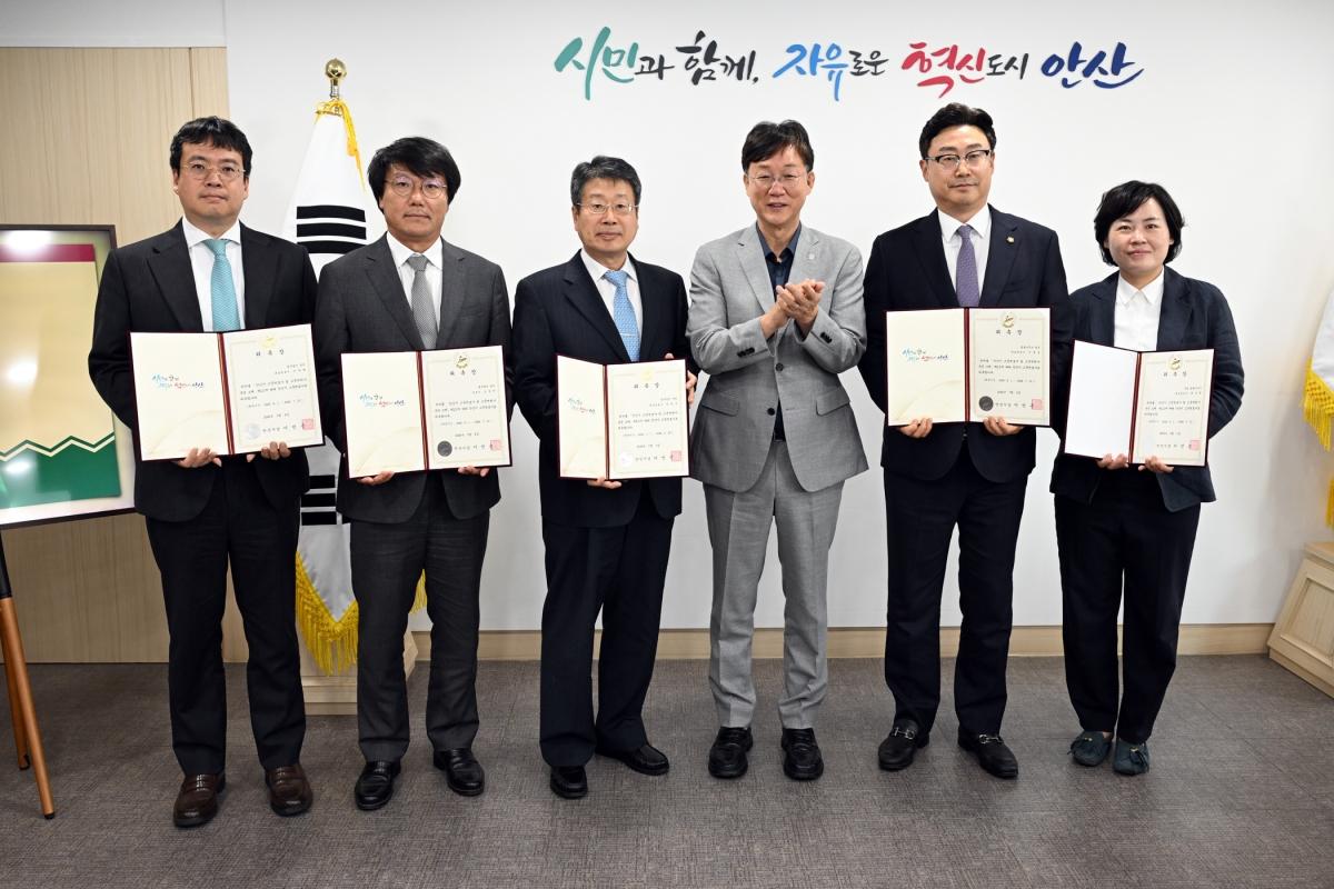 -6일 이민근 안산시장(오른쪽 세번째)이 시청에서 진행된 ‘안산시 고문변호사 위촉식’에서 위촉 변호사들과 기념촬영을 하고 있다. (사진 = 안산시)