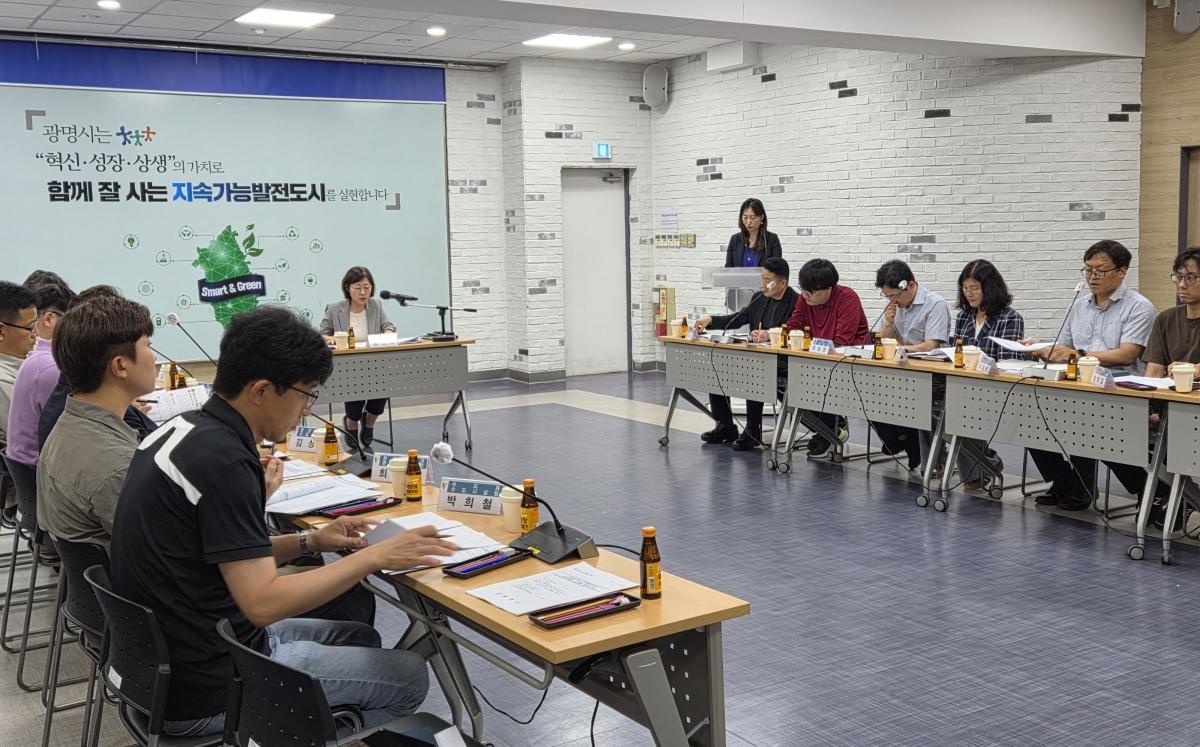 -6일 광명시청 중회의실에서 ‘광명시흥 일반·도시첨단산업단지 신속대응 전담팀(TF)’ 1차 정기회의가 열리고 있다. (사진 = 광명시)