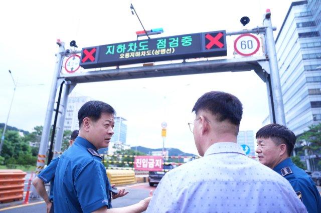 -고범석 청장 무안군 오룡지하차도 찾아 집중호우 발생 시 침수 위험 대비한 현장 대응체계와 교통통제 시스템 점검 하고 있다 (사진 = 전남경찰청)
