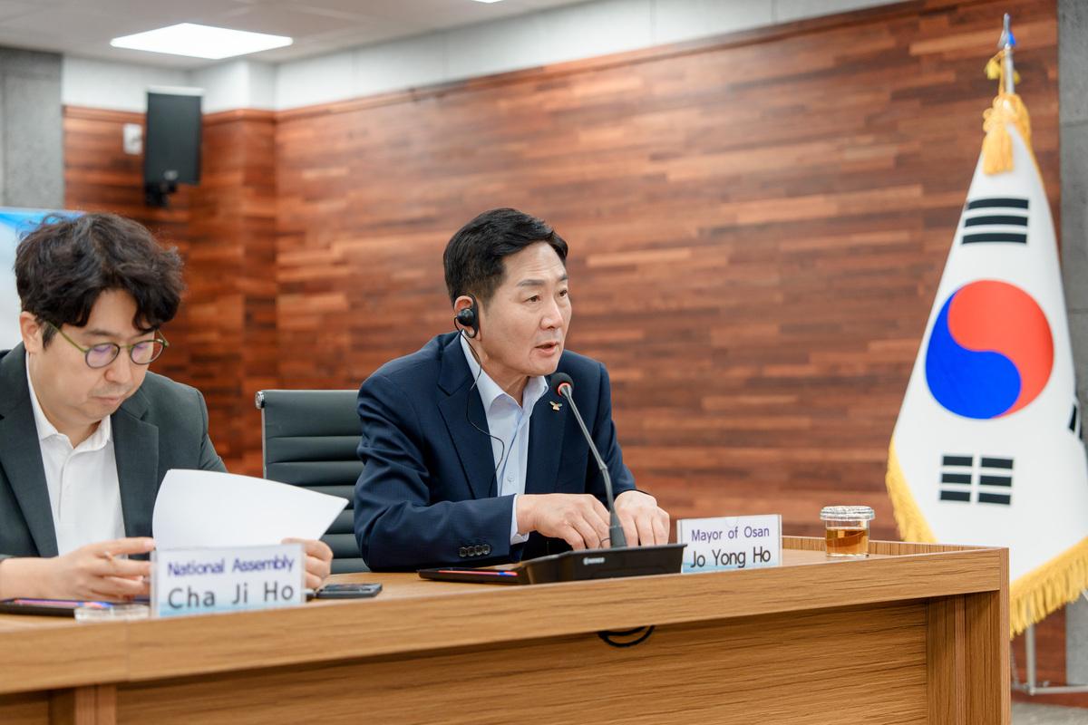 -조용호 오산시장(오른쪽)이 글로벌 기후·건강·인공지능 협력 플랫폼 구축 전략회의에서 발언을 하는 모습. (사진 = 오산시)