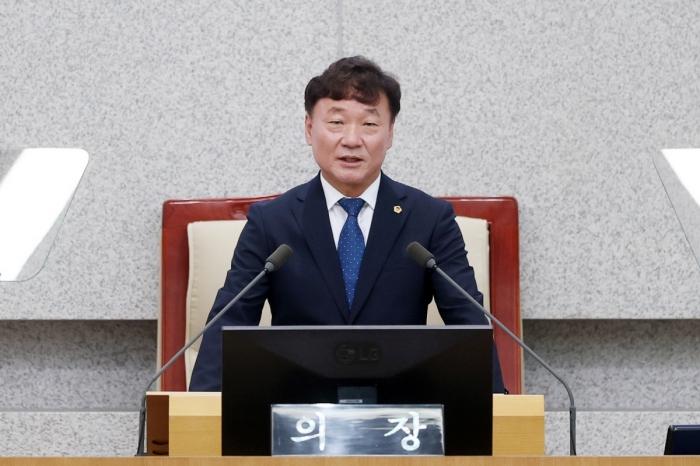 -제12대 전반기 의장으로 선출된 남종섭 의장. (사진 = 경기도의회)