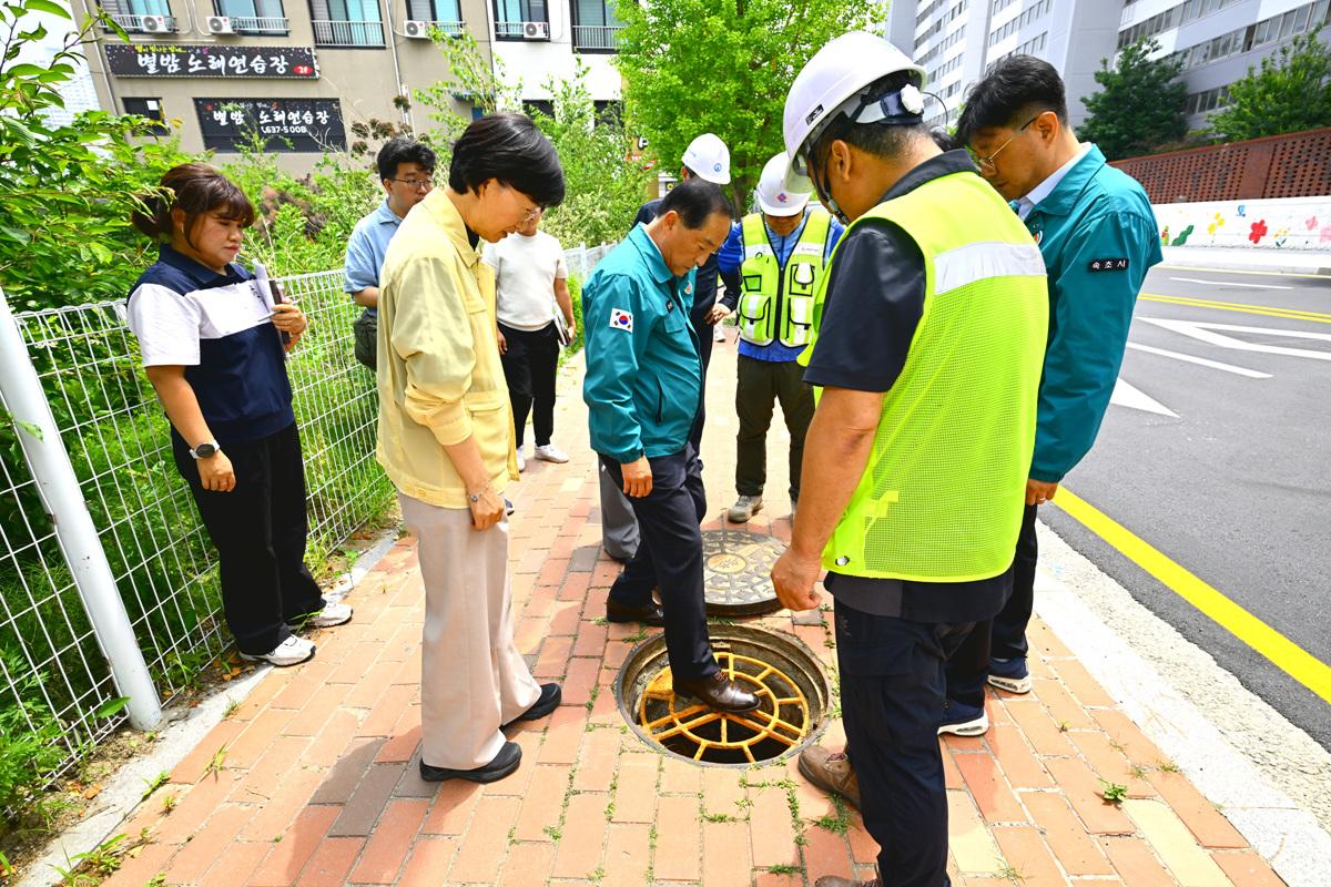 -이병선 시장이 맨홀 추락 방지 사업을 살펴보고 있는 모습. (사진 = 속초시)