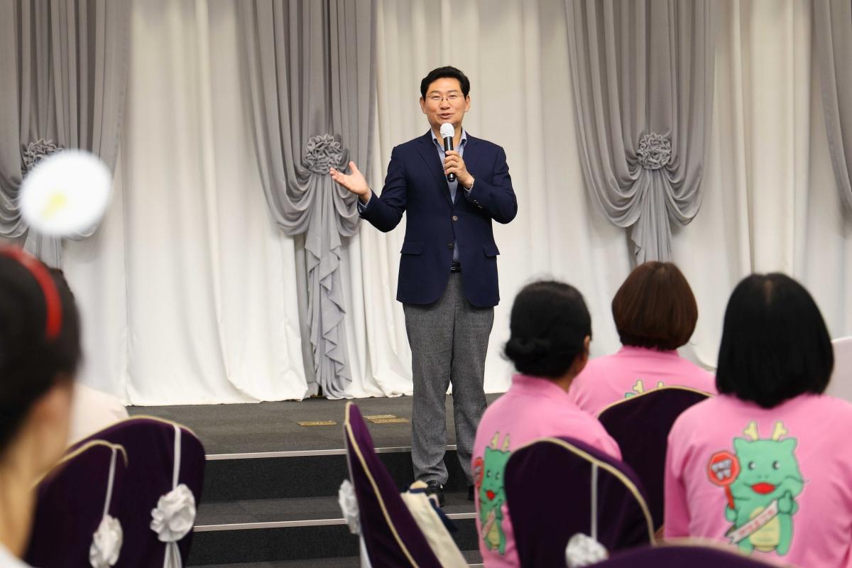 -이상일 용인특례시장이 시청 컨벤션홀에서 열린 ‘안전한 도시 만들기 마을실험실’ 성과공유회에서 인사말을 하고 있다. (사진 = 용인특례시)