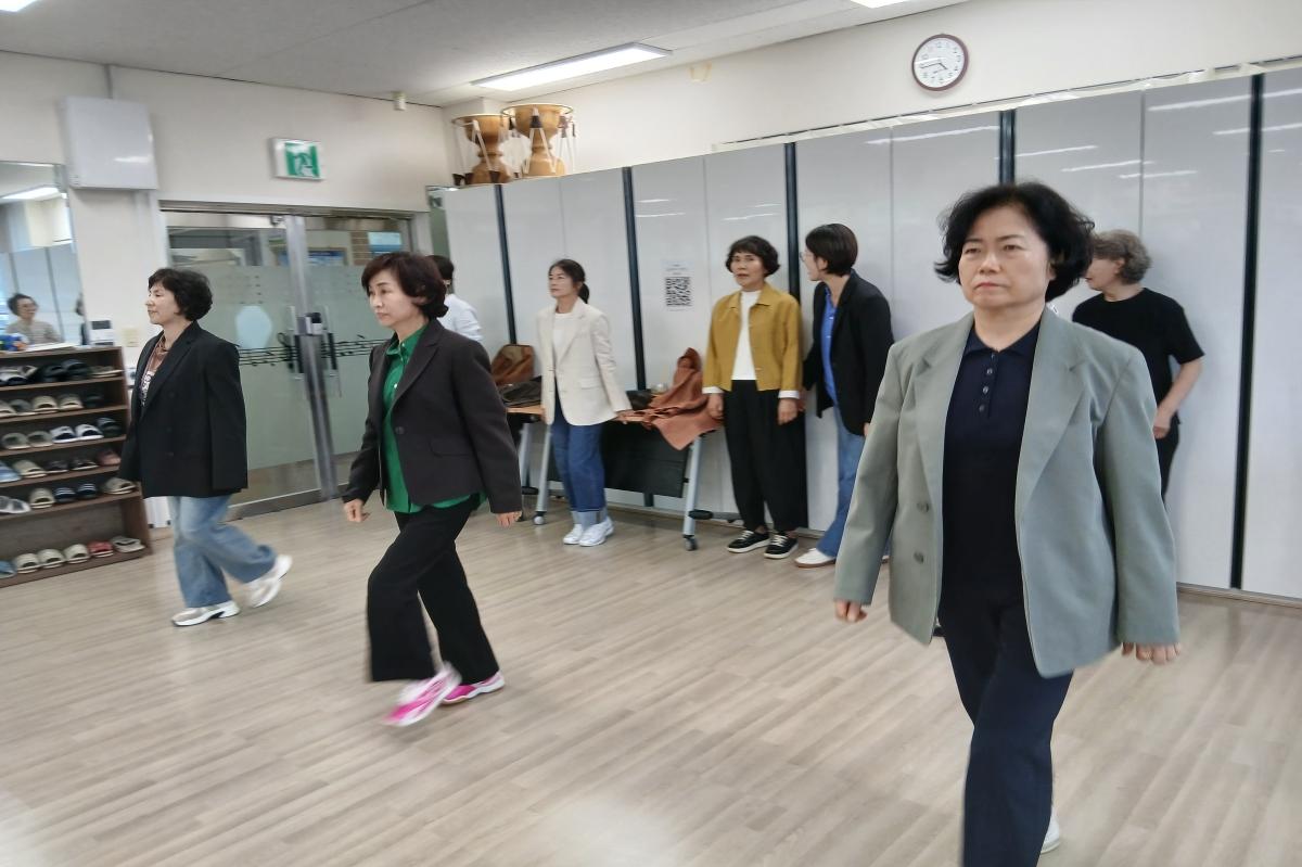 -영덕군가족센터는 현재 운영 중인 시니어 모델 워킹 프로그램의 전문성을 높이기 위해 대경대학교와 협력하여 특별 교육을 진행한다. (사진 = 영덕군)
