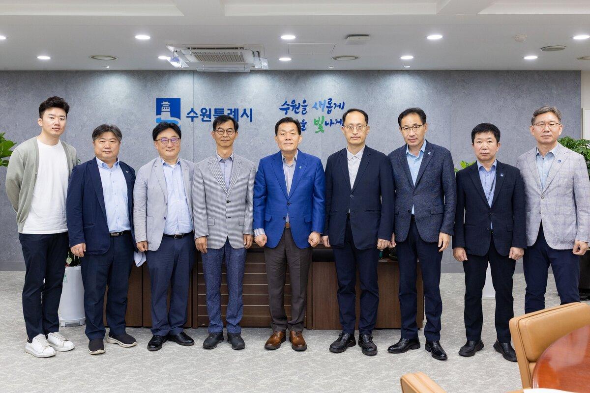 -7일 이재준 수원시장(왼쪽 다섯번째)과 회의 참석자들이 기념촬영을 하고 있다. (사진 = 수원시)
