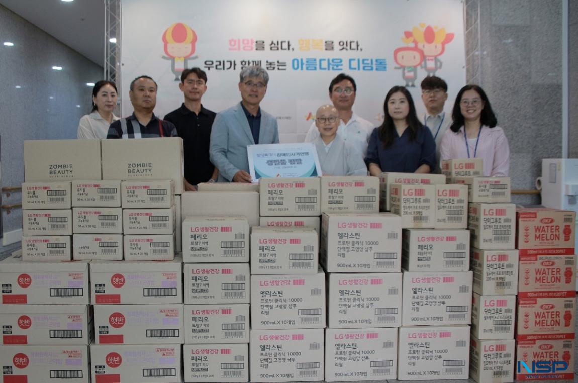 -7일 오전 화성시아르딤복지관에서 화성시장애인사격연맹 임원들과 복지관 관계자들이 기부물품 전달에 앞서 기념촬영을 하고 있다. (사진 = 김종식 기자)