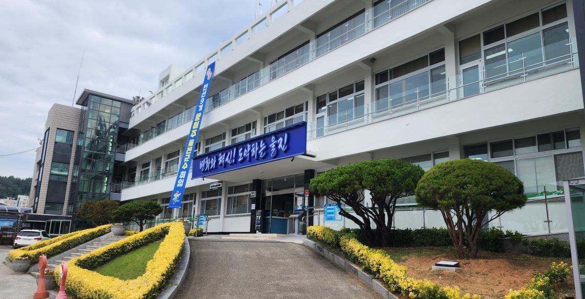 -울진군은 군민과의 직접 소통을 강화하고 현장의 다양한 의견을 군정에 적극 반영하기 위해 7일부터 군수직통 문자민원서비스를 새로운 전용번호로 운영 재개한다. (사진 = 울진군)