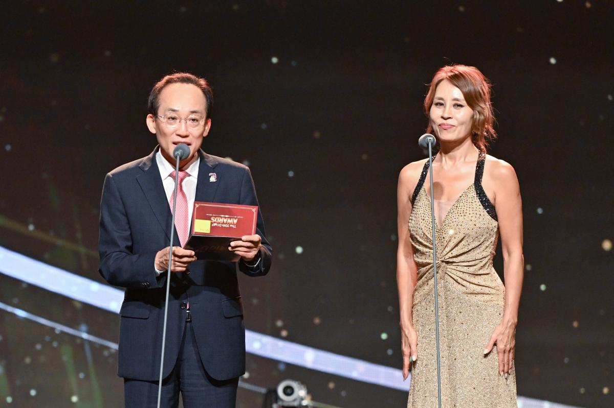 -추경호 대구시장은 지난 6일 열린 제20회 DIMF(대구국제뮤지컬페스티벌) 어워즈에 참석해 18일간의 대장정을 성공적으로 마무리한 국내외 뮤지컬 관계자와 시민들에게 축하와 감사의