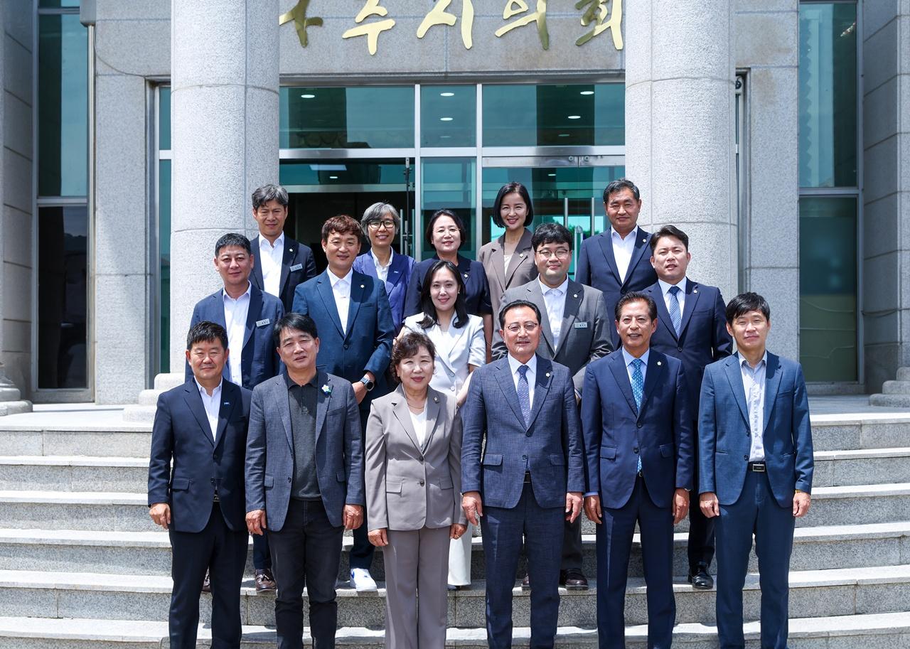 -제10대 나주시의회 의원들이 포즈를 취하고 있다. (사진 = 나주시의회)