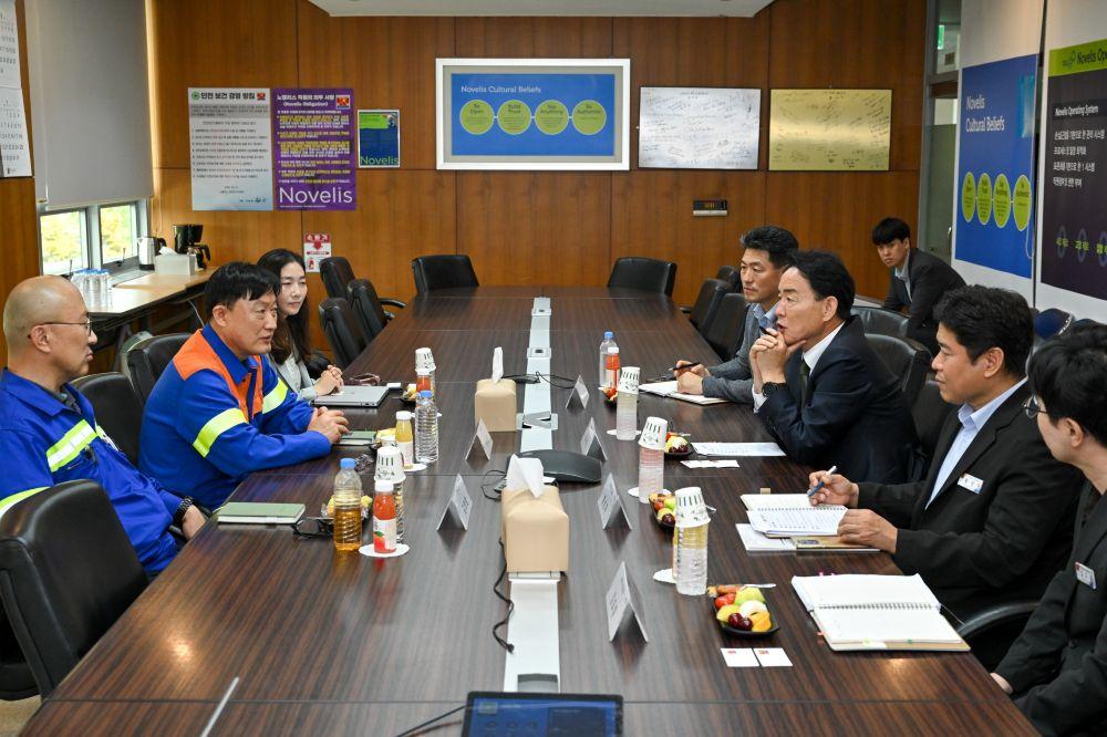 -황병직 영주시장이 노벨리스 영주공장을 방문해 기업 현장의 주요 애로사항 등에 대해 청취하고 있다. (사진 = 영주시)