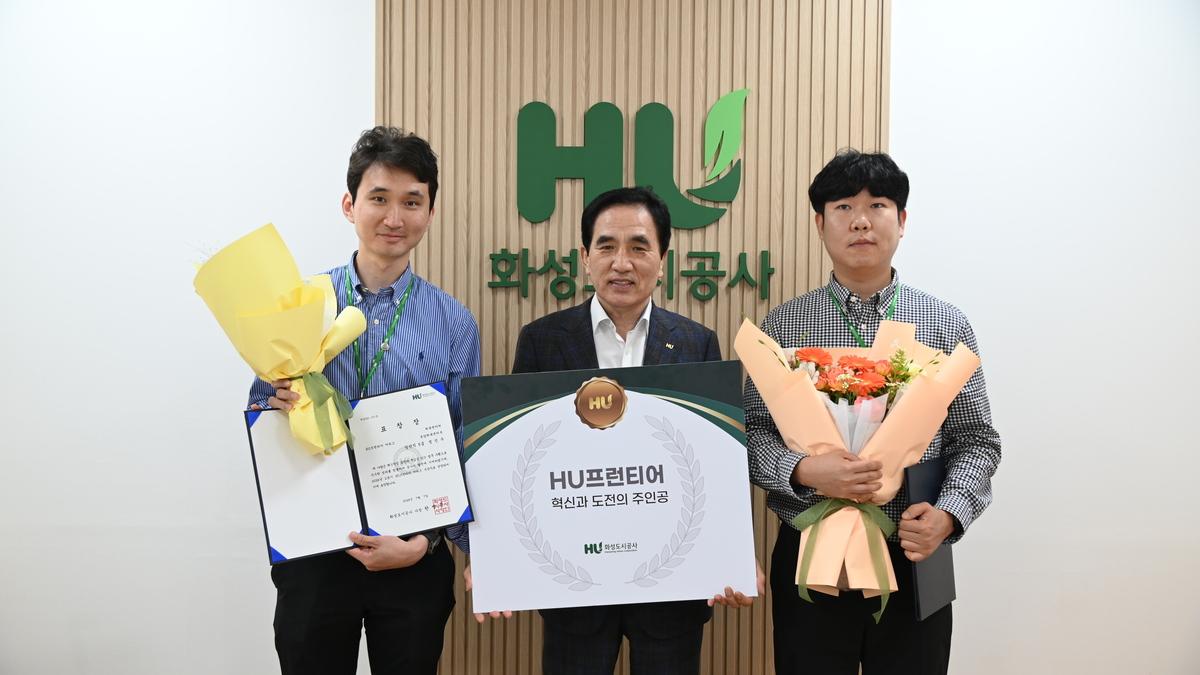 -7일 한병홍 화성도시공사 사장(가운데)와 수상자들이 기념촬영을 하고 있다. (사진 = 화성도시공사)