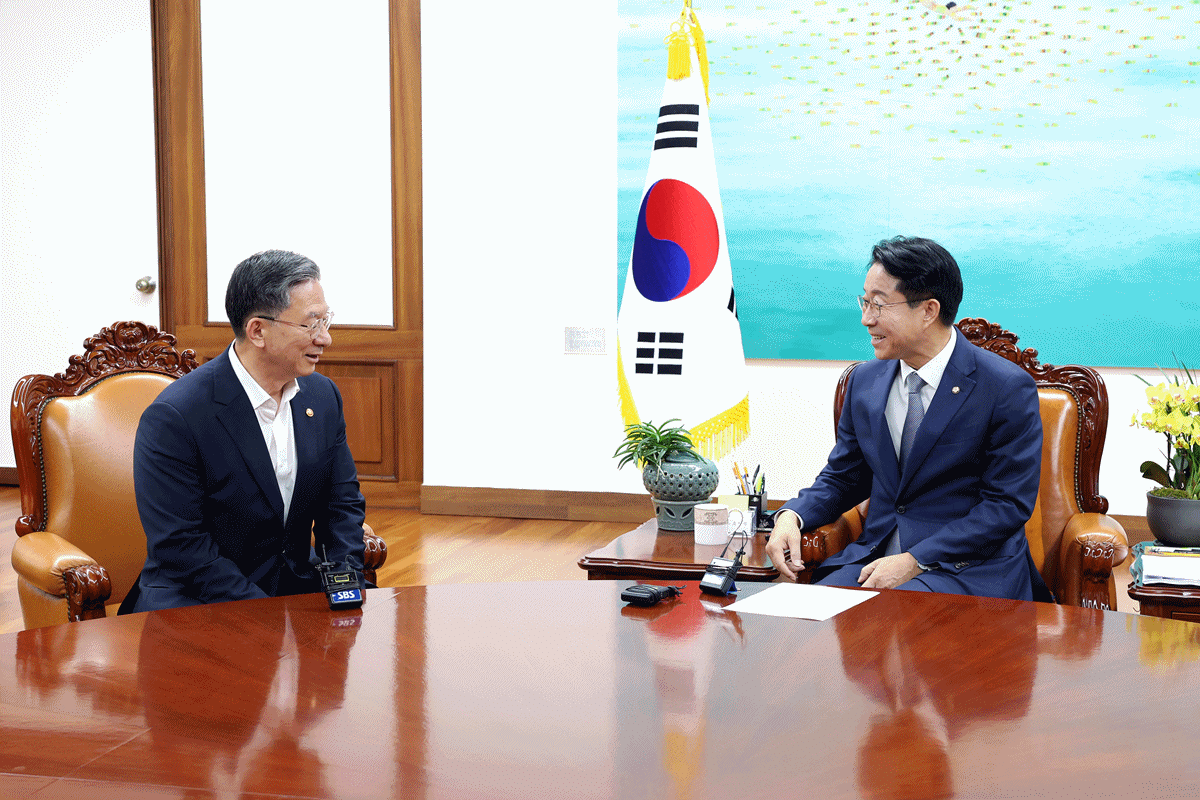 -정성호 법무부 장관(좌)와 조정식 국회의장(우) (사진 = 국회의장 공보소통수석실)