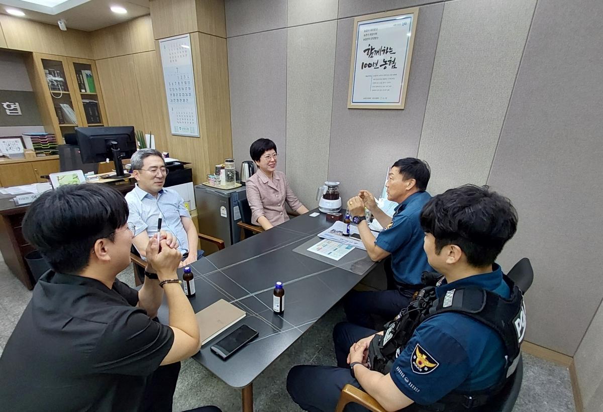 -포항남부경찰서는 지난 6일부터 관내 금융기관들과 유기적인 협력 체계를 구축하고 금융 피해를 사전에 차단하기 위해 지역경찰관서장이 ‘찾아가는 금융기관 간담회’를 추진하고 있다. (사