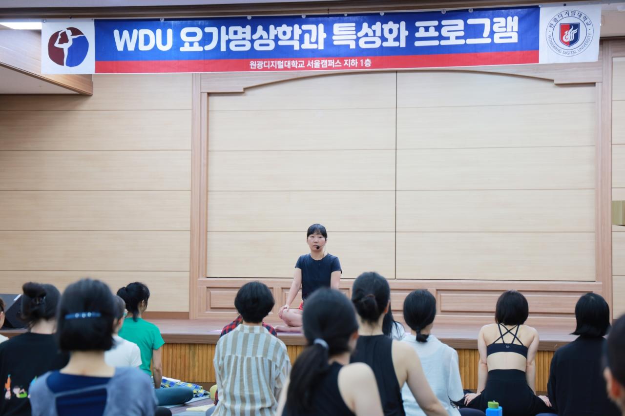 -원광디지털대 서울캠퍼스 대강당에서 아엥가요가 아엥가요가 국제 공인 레벨2 강사인 김정민 요가래빗 대표가 ‘아엥가요가(Iyengar Yoga) 집중 워크숍’ 프로그램을 진행하고 있다