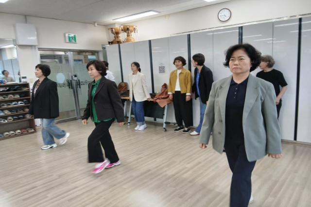 [NSP NEWS Image]영덕군가족센터, 대경대학교와 손잡고 시니어 모델 워킹 전문성 강화
