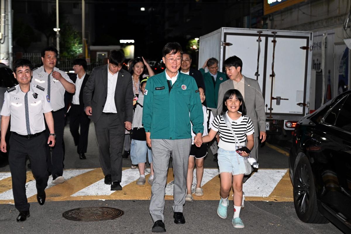 -7일 이민근 안산시장이 청소년 안심귀가 서비스 시행 첫 날 상록구 자율방범대와 함께 현장을 점검하고 있다. (사진 = 안산시)