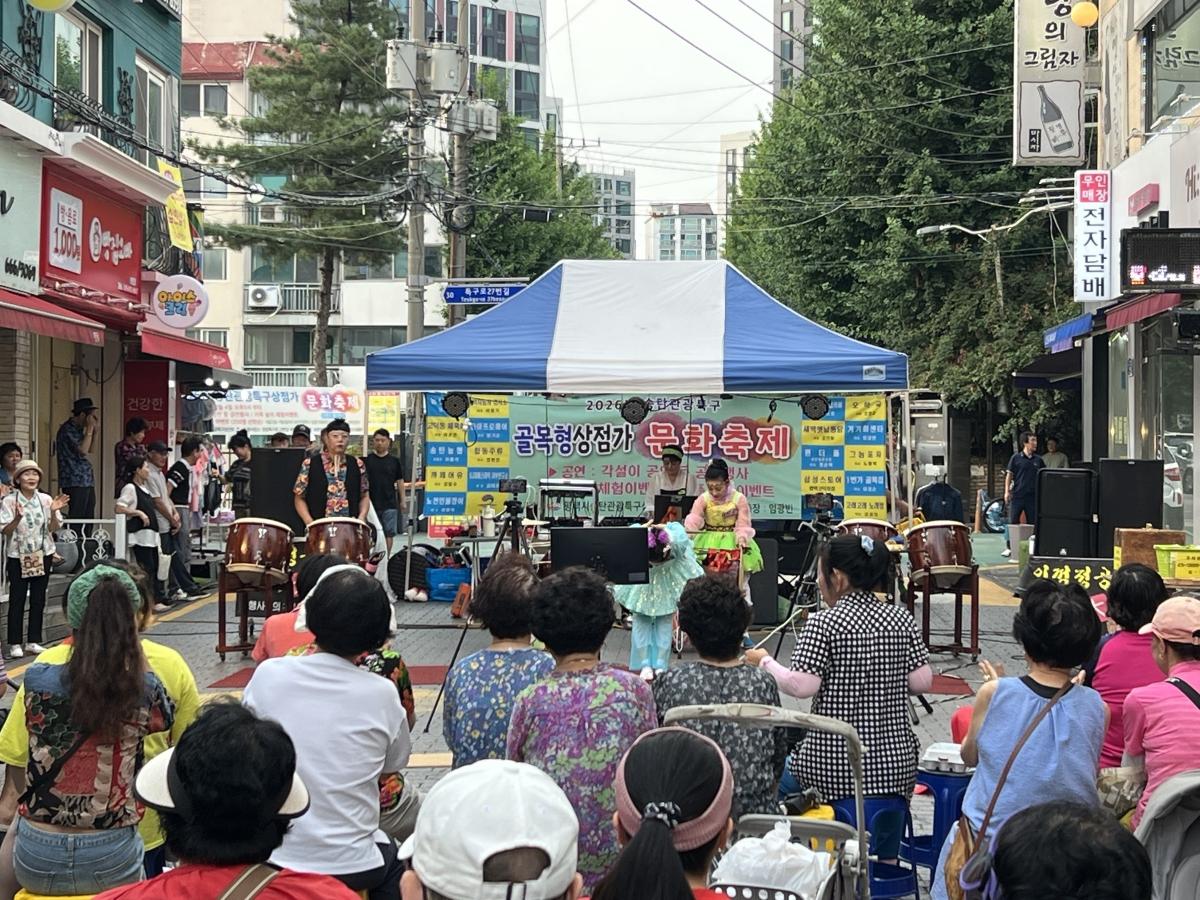 -송탄관광특구 일대에서 골목상권 활성화 지원사업의 하나로 ‘송탄관광특구 문화축제’가 진행되고 있다. (사진 = 평택시)