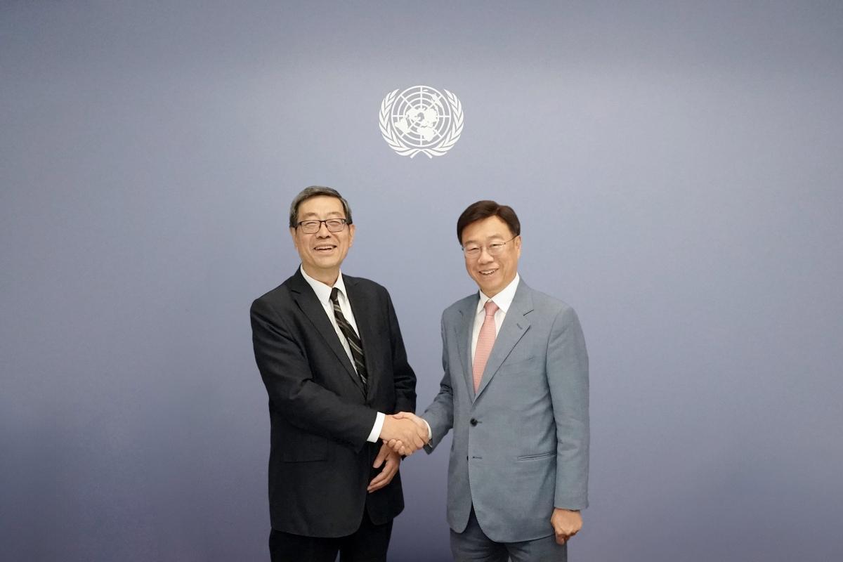 -신상진 성남시장이 현지시간 7월 7일 미국 뉴욕 유엔(UN) 본부 내 유엔 경제사회국(UN DESA) 사무국에서 주왕 주(Zhuwang Zhu) 유엔 경제사회국 지속가능발전목표국(