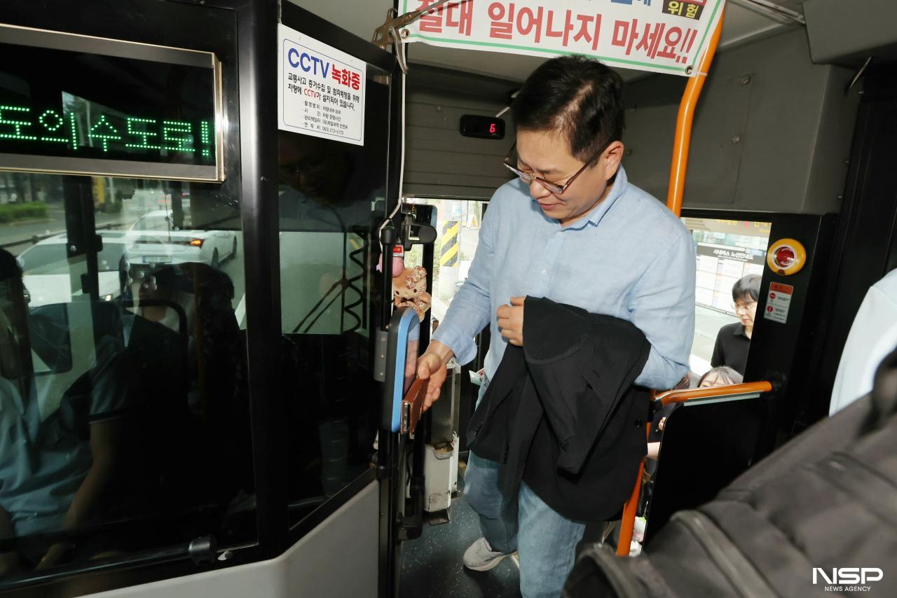 -조지훈 전주시장이 8일 ‘캐주얼 데이’ 시행 첫날 편안한 차림으로 시내버스를 타고 출근하며 솔선수범에 나섰다. (사진 = 전주시)