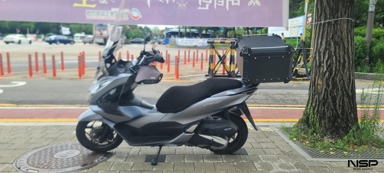 -서울 여의도 국회 앞 도로에 불법 주차중인 이륜차 (사진 = NSP통신)